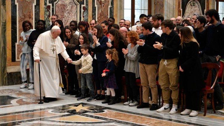 <strong>Papež:</strong> <em>Potrebujemo kraje bratstva, kjer se mladi učijo srečevanja</em>