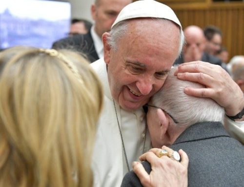 Papež: Protistrup za strah je bližina ljudem
