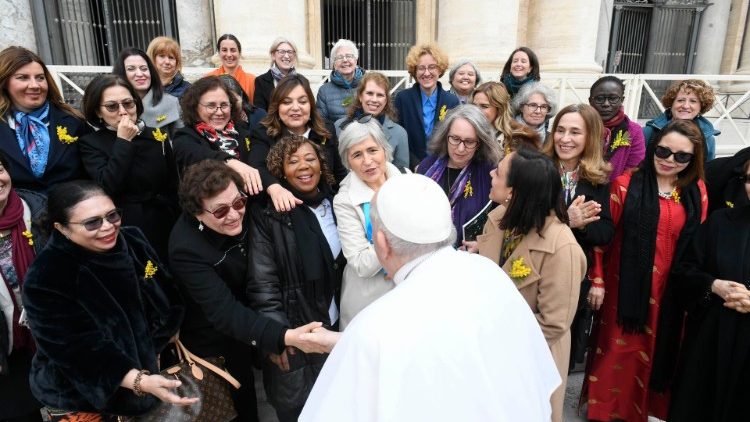 <strong>Papež Frančišek:</strong> <em>Ženske gradijo bolj človeško družbo</em>