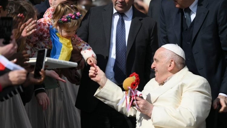 <strong>Papež med katehezo:</strong> <em>Glejmo Križanega. Naše rane lahko postanejo vir upanja</em>