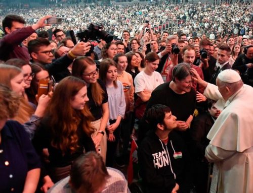 Papež Frančišek mladim Madžarom: Ne virtualizirajte življenja!
