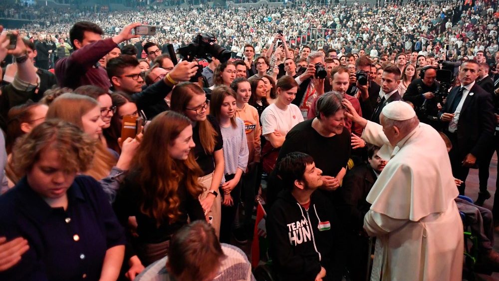 <strong>Papež Frančišek mladim Madžarom:</strong> <em>Ne virtualizirajte življenja!</em>