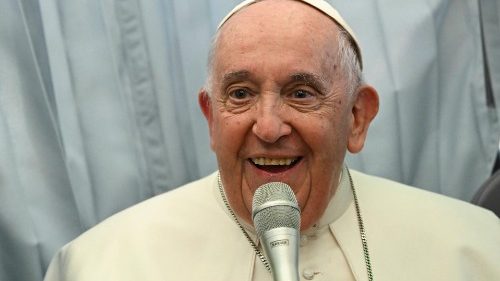 Papež med letom <strong>iz Budimpešte v Rim:</strong> <em>Mir se vzpostavlja z odpiranjem poti</em>