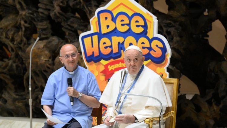 Sveti oče obiskal <strong>udeležence oratorija v Vatikanu</strong>. <em>Kdo so »superjunaki«?</em>