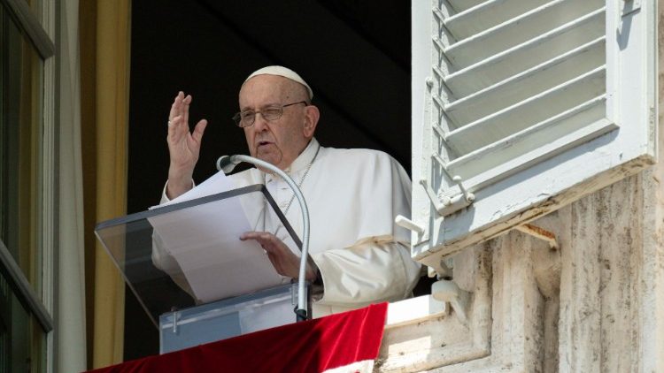 Papež Frančišek: <strong>Fotografirajmo velika Božja dela</strong>, da se <em>vtisnejo v srce in razvijejo v življenju</em>
