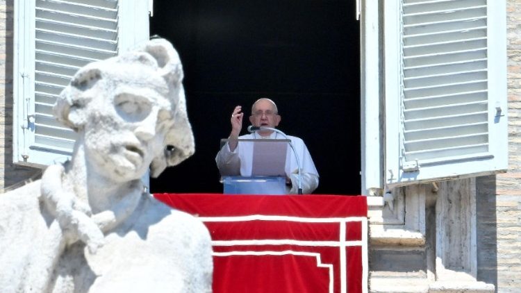 Papež Frančišek <strong>med opoldanskim nagovorom:</strong> Skupaj trikrat ponovimo: <em>»Gospod, reši me!«</em>