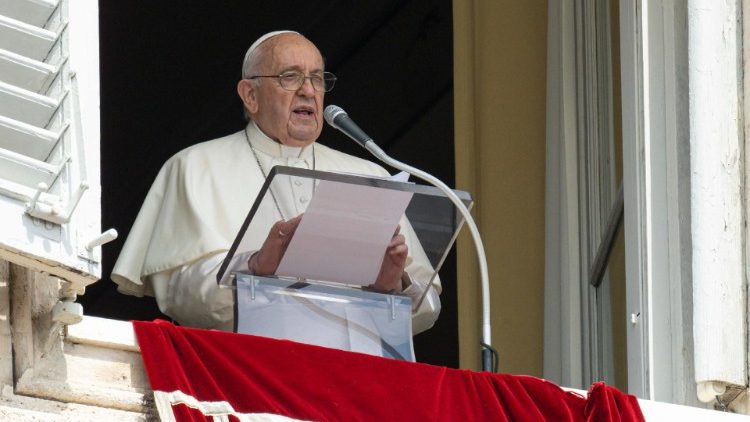 Papež Frančišek: <strong>Kaj ti počneš, <em>steguješ prst ali ponudiš dlan?</em></strong>