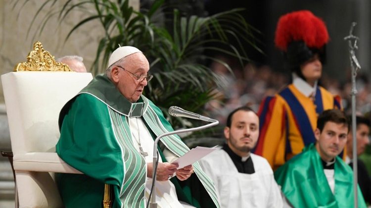 Papež med homilijo <strong>ob sklepu zasedanja sinode:</strong> <em>Bodimo Cerkev češčenja in služenja</em>