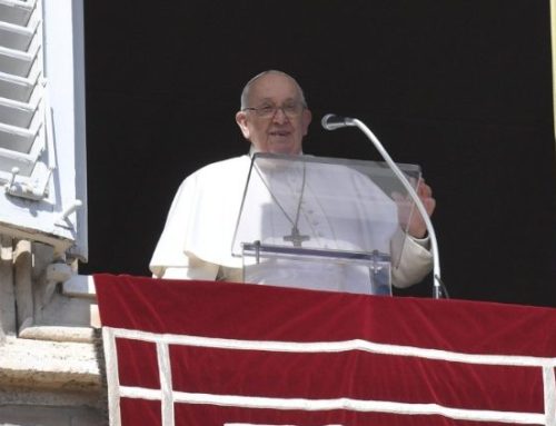 Papež Frančišek: Nikoli odmakniti oči od Jezusove luči