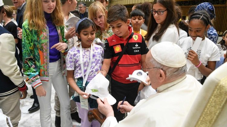 Papež napisal <em>poslanico</em> vsem otrokom za <strong>1. svetovni dan otrok</strong>