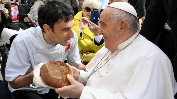 Papeževa kateheza: <em>Srčnost nam pomaga,</em> <strong>da rečemo »ne« zlu in brezbrižnosti</strong>