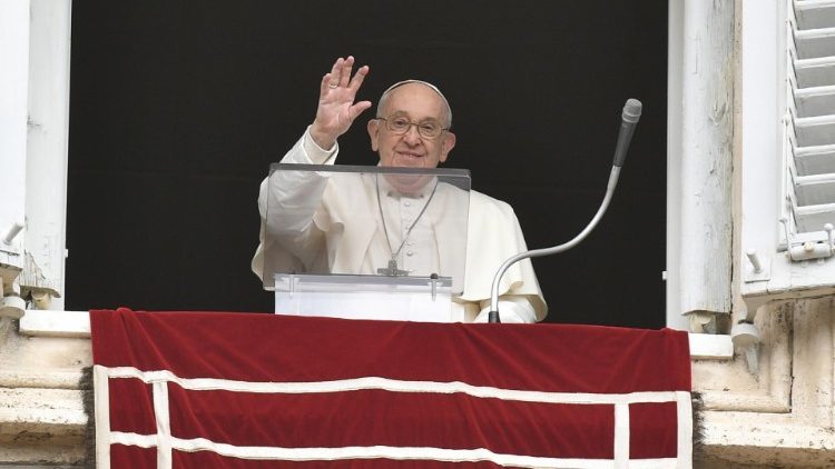 Papež Frančišek: <strong>Veselje se pomnoži, ko ga delimo.</strong> <em>Podelimo torej veselje Vstalega</em>