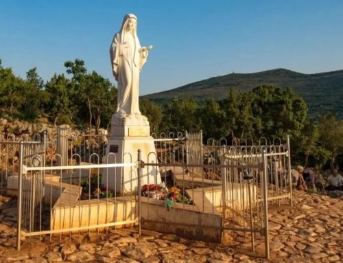 Marija v Medžugorju kliče vse k devetdnevnici in molitvi za mir v svetu