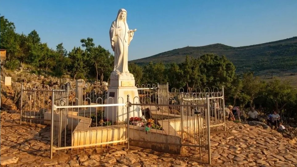 <strong>Marija v Medžugorju</strong> kliče vse k devetdnevnici in molitvi za <em>mir v svetu</em>