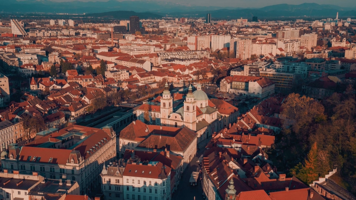 <em>Ljubljanska stolnica in bogoslovno semenišče</em> <strong>ogrožena kot še nikoli</strong>