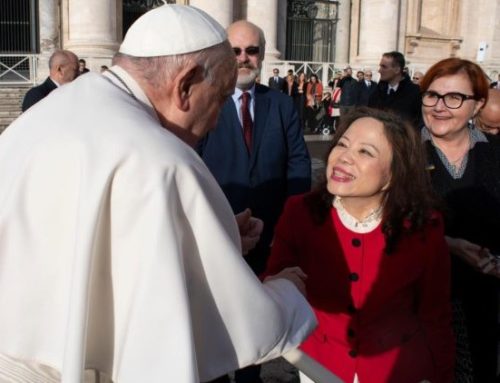 Papeževa kateheza: Evangeljsko veselje izvira iz srečanja z Božjo ljubeznijo.