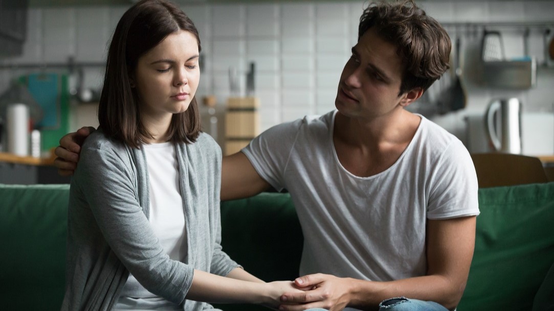 loving-understanding-boyfriend-comforting-consoling-sad-girlfriend-feeling-empathy-compassion (freepik) <strong>Adventna</strong> duhovna spodbuda za <em>zakonce</em>