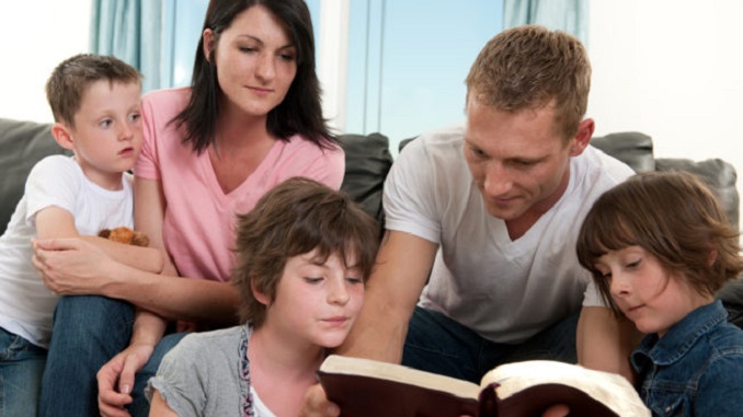 Christian Family <em>Koga</em> bo naš otrok poslušal, ko ga <strong>naše besede</strong> ne bodo dosegle?