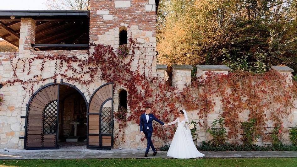 happy-groom-bride-are-holding-hands-together-walking-front-old-stone-building-warm-autumn-day <em>Deset razlogov</em> za <strong>poroko</strong>, ki to <em>niso</em>