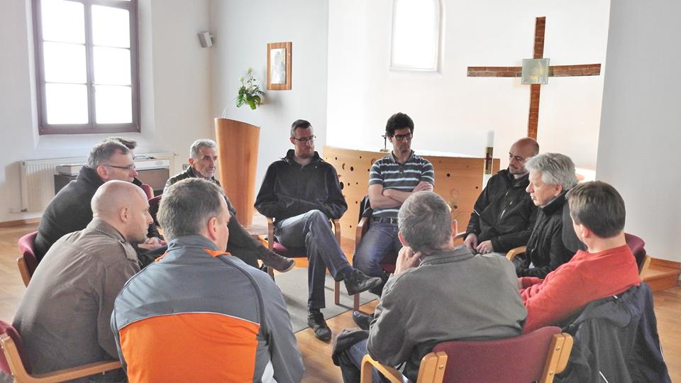 skupina mož <strong>Blagoslovna molitev</strong> za <em>može in fante</em> na praznik sv. Jožefa
