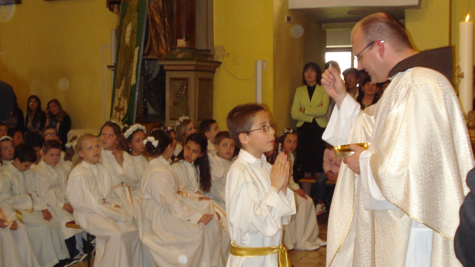 Prva_pričest_u_Čakovcu( wikimedia.commons) Kako otroku pomagamo k <strong>doživetemu</strong> <em>prvemu svetemu obhajilu</em>
