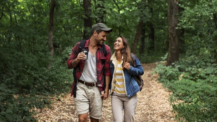 happy-romantic-couple-traveling-together-nature (freepik) <strong>Pojdita sama</strong> zase in <em>se odpočijta</em>