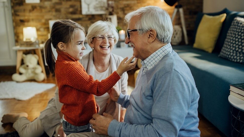 cute-small-girl-spending-time-with-her-grandparents-home (freepik) <strong>Poslanica</strong> za 5. svetovni dan <em>starih staršev in ostarelih</em>