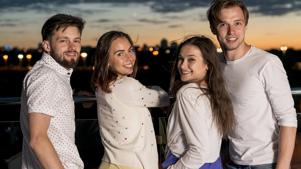friends-posing-with-sunset-background (freepik) <strong>Priprava na zakon</strong> je potrebna <em>prenove</em>