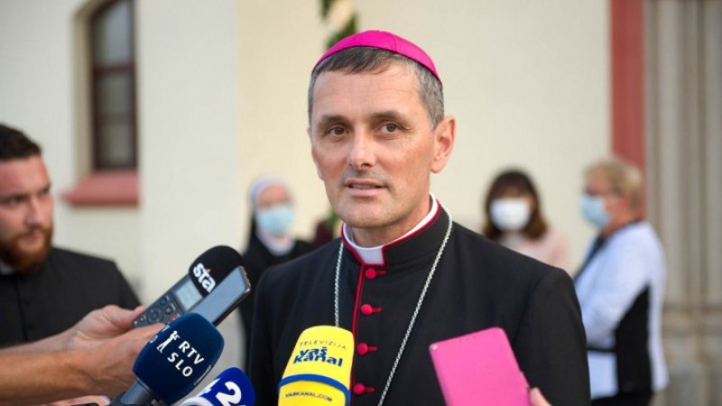<strong>Škof Andrej Saje</strong>, predsednik SŠK: Zmagalo je spoznanje, da je <em>vsako</em> človeško življenje <em>dragoceno in nedotakljivo</em>