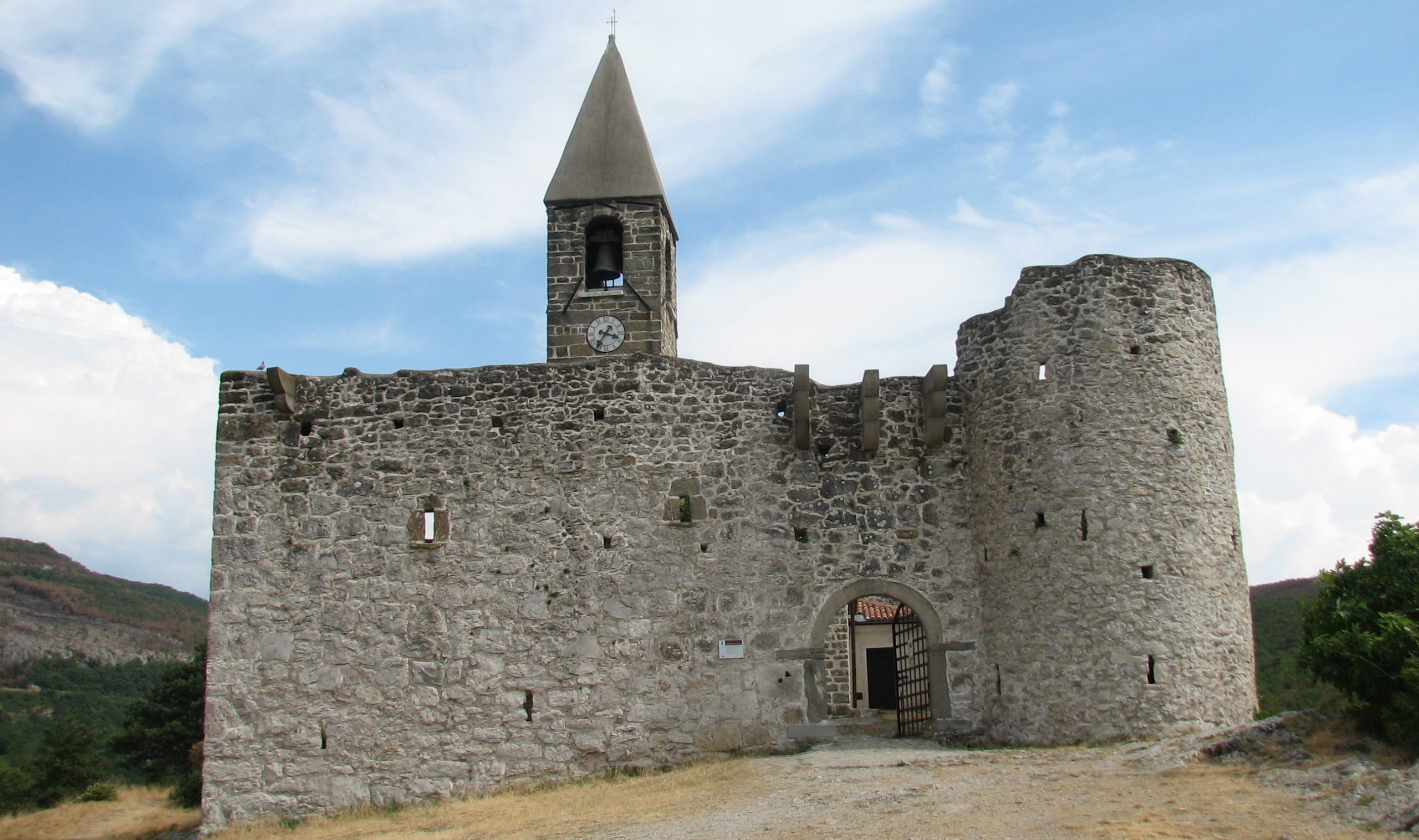 <strong>Cerkev v Hrastovljah</strong>: po novem spomenik <em>državnega pomena</em> – z dvema <em>izjemnima freskama</em>